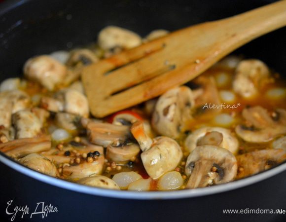 Добавить вино, воду, кориандр и черный перец горошком, лимонный сок, лавровый лист, тимьян. Крышкой не закрывать и тушить примерно 25 мин.