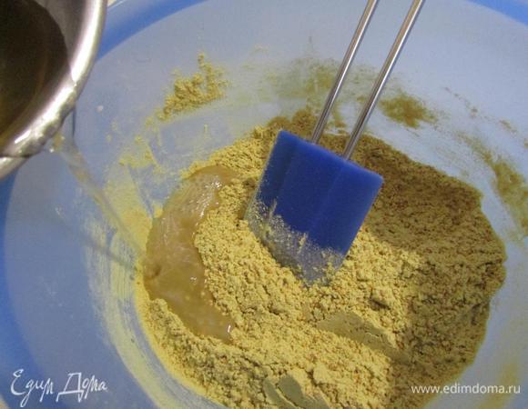 В горчичную смесь влить вино. Перемешать.