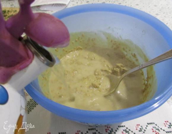 Порциями ввести кипяток (может понадобиться больше указанной нормы, горчица, после того как постоит в холодильнике, загустеет). Тщательно перемешать, чтобы не было комочков.