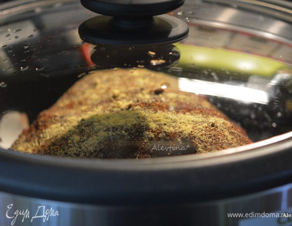 Налить бульон. Закрыть крышкой и тушить при медленном режиме 10 часов.