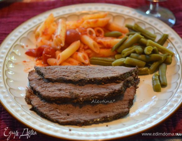 Достать говядину из медленноварки. Дать постоять. Разрезать на порции. Подаем к столу с горячим гарниром. Приятного аппетита.