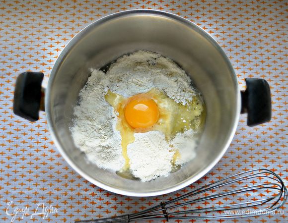 Смешать просеянную муку, соль, 0,5 ст. л. сахара и яйцо. Хорошо перемешайте и влейте постепенно 1 ст. молока и 1 ч. л. растительного масла. Дайте блинной массе постоять 10 минут.