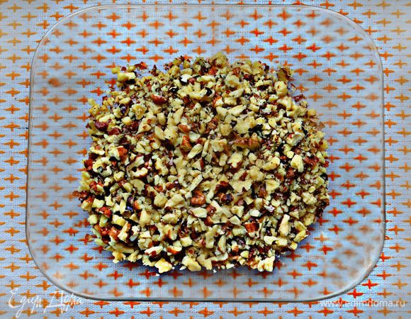 Порубить грецкие орехи.