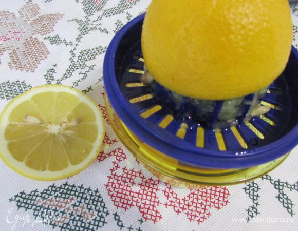 Лимонный сок, уксус, соль добавить к общей массе.