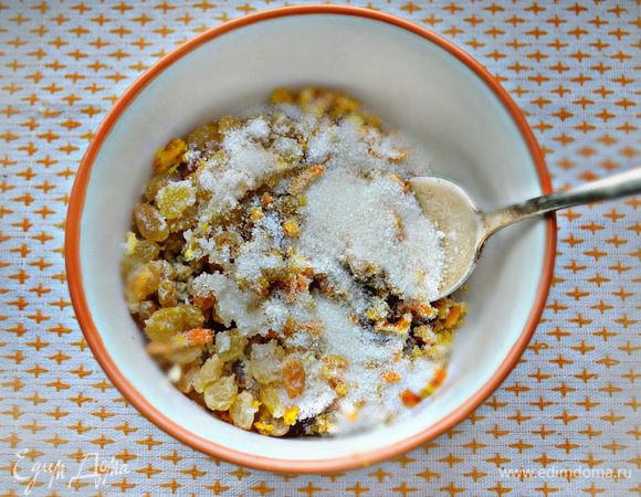 Смешать для начинки орехи, изюм, цедру апельсина и 2,5 ст. л. сахара. Добавьте 2 ст. л. молока и перемешайте.