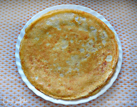 Блинчики испечь по 1 минуье с каждой стороны. Готовые блинчики промажьте сливочным маслом. У меня получилось 6 блинчиков на сковороде d=22 см.