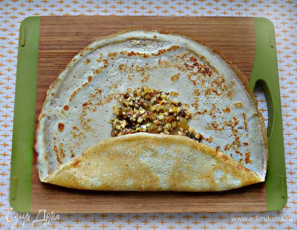 Разложить начинку по 1 ст. л. на блины. 