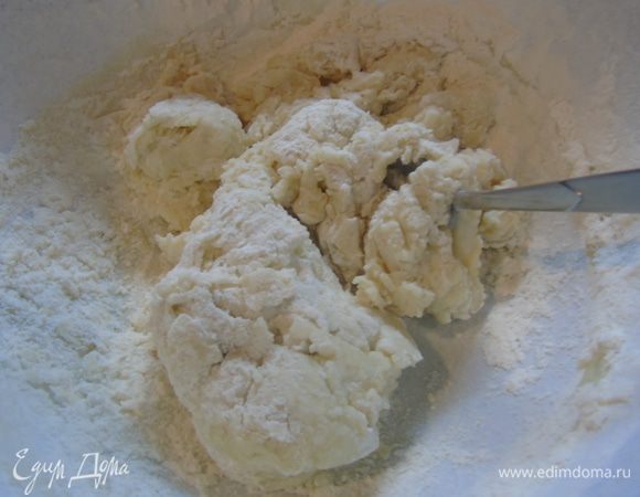 В миску просеиваем муку, добавляем соль. Вливаем воду и масло, перемешиваем ложкой.