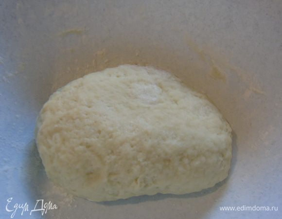 Затем добавляем муки и замешиваем тесто.