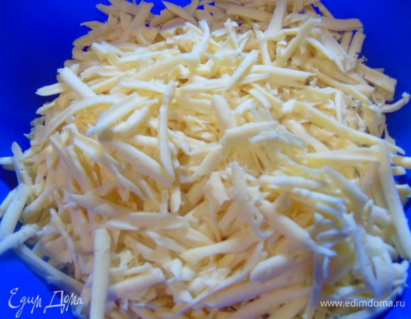 Для начинки на терке натираем сыр.