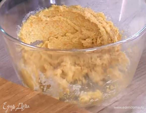 Предварительно размягченное сливочное масло соединить с сахаром, апельсиновой цедрой и растереть.