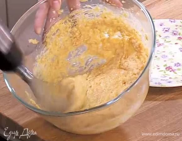 Добавить яйцо, влить сливки и взбить все блендером с насадкой-венчиком на средней скорости.