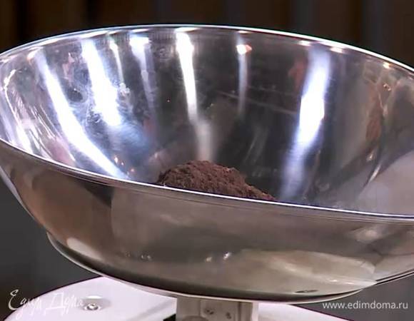 Муку перемешать с какао, разрыхлителем и солью.