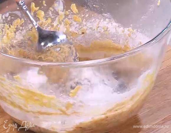 В масляно-сахарную массу небольшими порциями всыпать муку, влить ванильный экстракт и вымешать тесто ложкой.