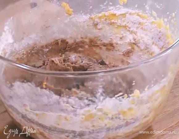 Шоколад порубить в мелкую крошку, добавить в тесто и перемешать.