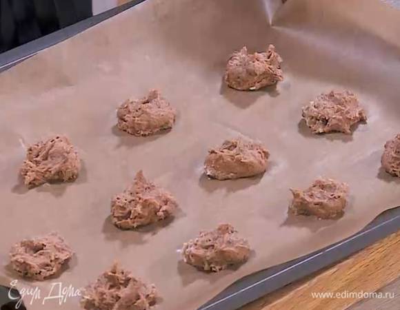 С помощью двух ложек сформировать из теста небольшие лепешки и выложить на противень, выстеленный бумагой для выпечки.
