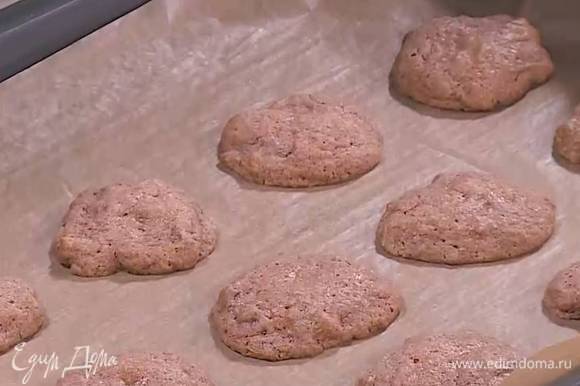 Выпекать печенье в разогретой духовке 8‒10 минут.