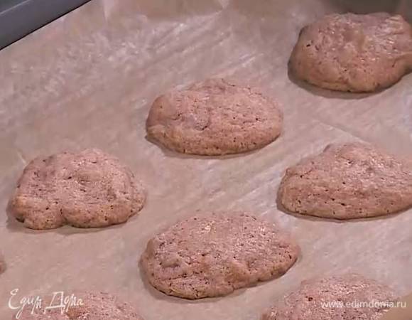 Выпекать печенье в разогретой духовке 8‒10 минут.