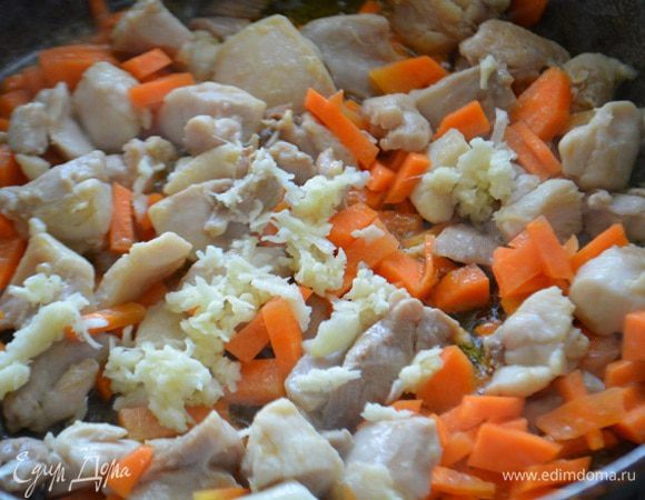 Лук, морковь и куриное филе порезать кубиками. Мясо обжарить на сковороде с небольшим количеством растительного масла до выпаривания жидкости. Добавить лук с морковью и жарить 5-7 минут. Периодически помешивая. Выдавить чеснок через пресс, посолить, поперчить и жарить еще 2 минуты.