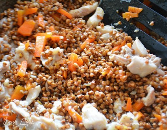 Гречку промыть холодной водой. Всыпать в сковороду, перемешать и снять с огня.