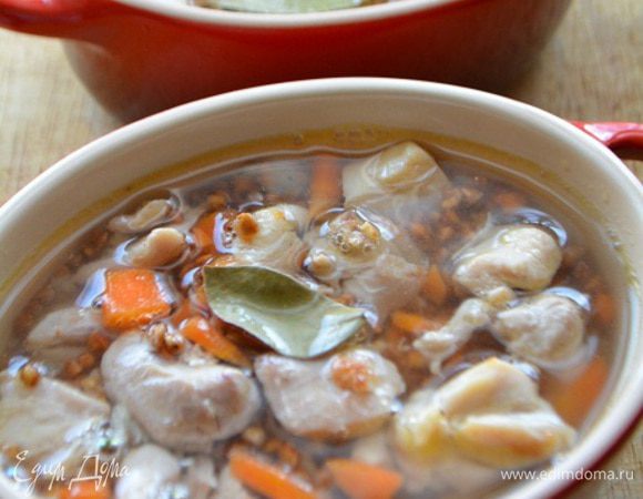 Разложить кашу по горшочкам, залить горячей водой, чтобы полностью покрывало содержимое горшочка. Положить по листику лавра и закрыть крышечкой. Поставить в духовку и установить 180°C, томить 30-40 минут. За 10 минут до готовности положить в каждый горшочек по чайной ложке сливочного масла и снова закрыть.