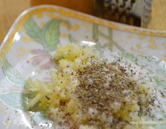 Тем временем чеснок почистить и потереть на мелкой терке, смешать с солью и свежемолотым перцем. Этой смесью натереть теплые куски курицы.