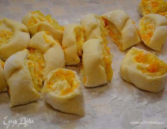 Свернуть в тугой рулет и нарезать на сегменты.