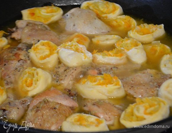 Укладываем наши штрули на курицу, добавить листик лаврушки. Закрыть крышкой и тушим еще 15 минут. Крышку открывать нельзя, так как штрули готовятся на пару.