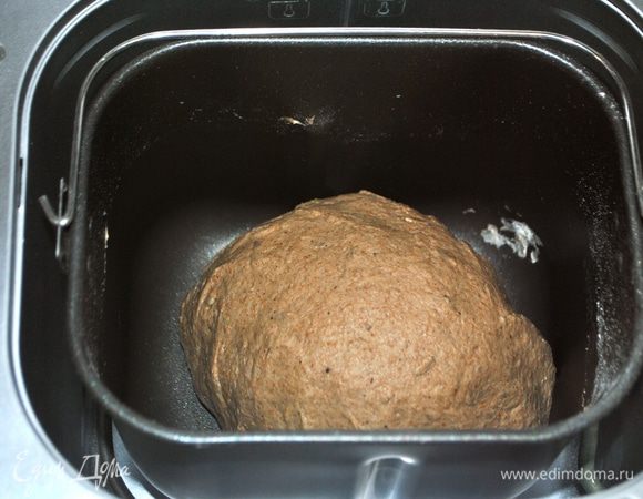 Смешиваем закваску с теплым рассолом и загружаем ее в ХП. Добавляем растительное масло, мед, соль, отруби. Муку ржаную и льняную высыпаем в ведерко хлебопечки. Взвешиваем пшеничную муку, но всю сразу не сыпем, т. к. ее может уйти меньше или больше. Включаем ХП на программу тесто, по окончании программы, дать тесту постоять 1-2 часа до увеличения в 2 раза.