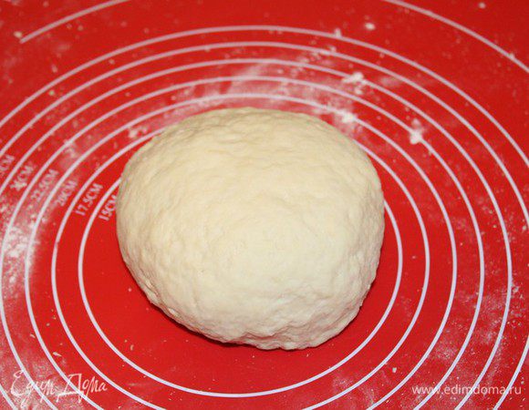 Тесто месить 5 минут или пока не станет мягким и гладким.
