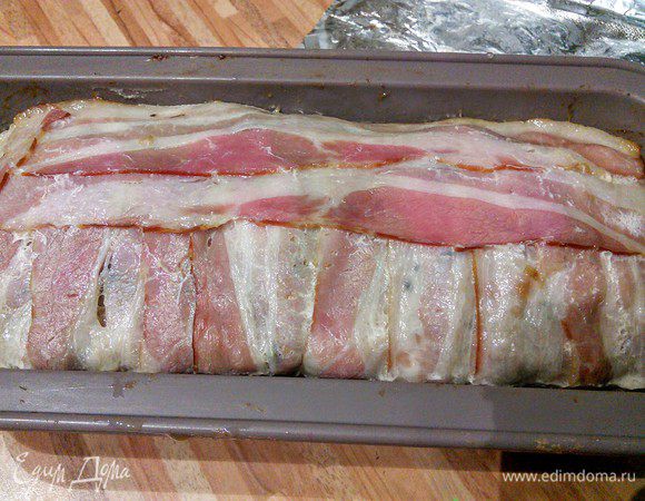 Готовый террин остудить в форме, слить образовавшийся сок, поставить в холодильник на несколько часов. 