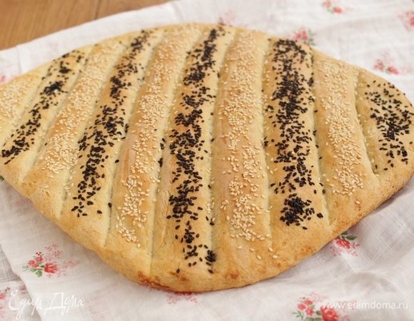 Духовку нагреть до 220°C.
Поставить в духовку, сбрызнуть стены духовки водой из пульверизатора, закрыть дверцу и выпекать 30-40 минут.

