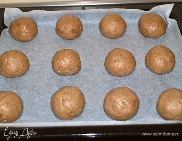 Разделить на 12 равных частей, у меня каждая булочка получилась весом 78 г. Сформовать булочки.