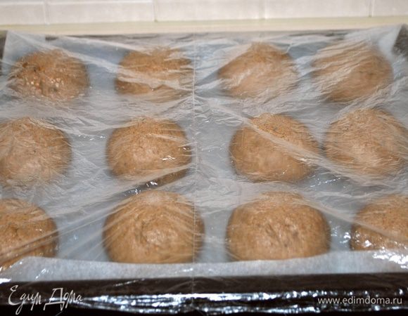 Накрыть пленкой, чтобы тесто не заветривалось. Даем нашим будущим булочкам отдохнуть, подрасти в 1,5-2 раза. На это уйдет от 2 часов, все зависит от температуры воздуха того места, где расстаиваются булочки.