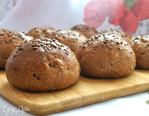 Готовые булочки накрываем полотенцем и даем им остыть.