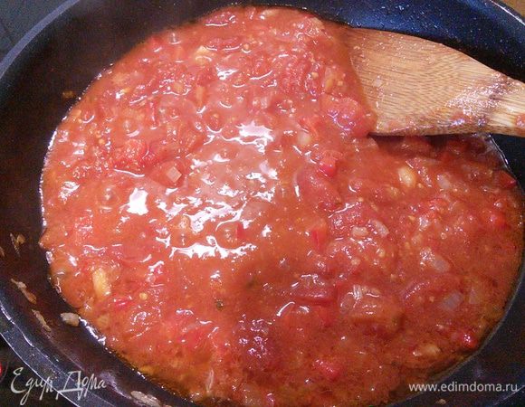 Итак пассеруем нарезанный лук и чеснок до прозрачности, добавляем рубленный перец чили (остроту регулируйте по своему вкусу) и измельченные помидоры, тушим под крышкой приблизительно 15 мин. 