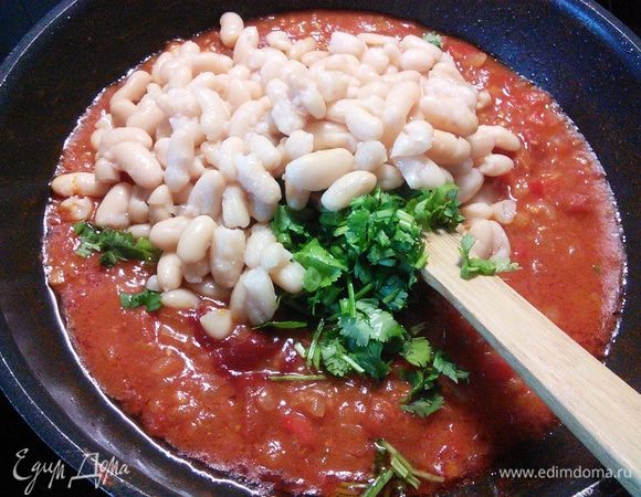 Солим, перчим и добавляем сахар по вкусу. Промываем фасоль под проточной водой и добавляем фасоль к томатном соусу. Прогреваем и добавляем петрушку. 