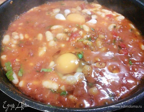 Аккуратно вводим яйца, и доводим до готовности с полуоткрытой крышкой приблизительно 6-8 мин. Все зависит от вашего вкуса, я люблю, когда белок полностью готов, при этом желток остается прозрачным и жидким. 