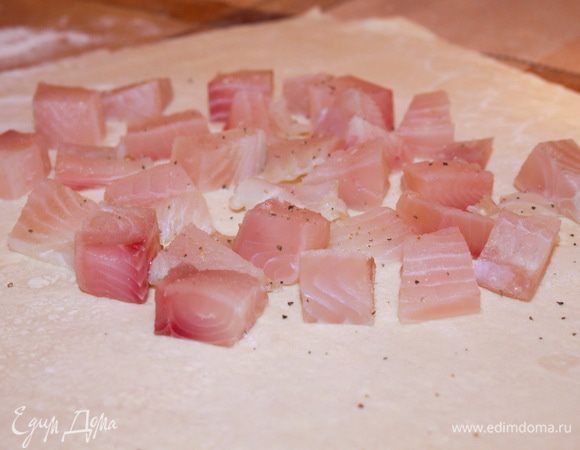 На середину выложить рыбу, посолить и поперчить.