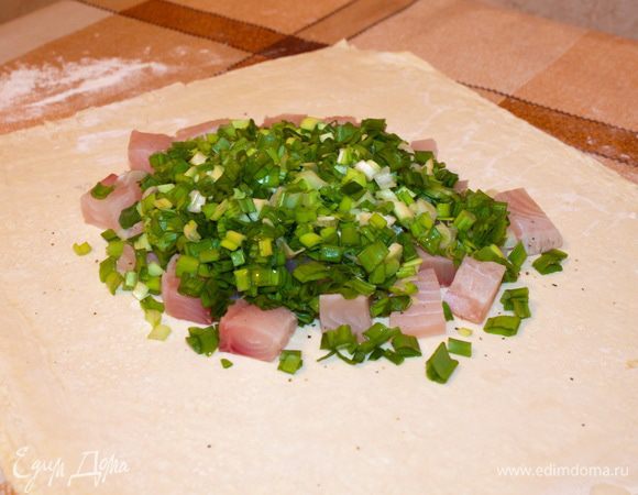 Посыпать луком.