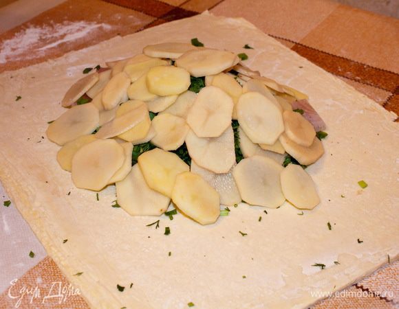 Аккуратно выкладываем кружочки картофеля и слегка солим.