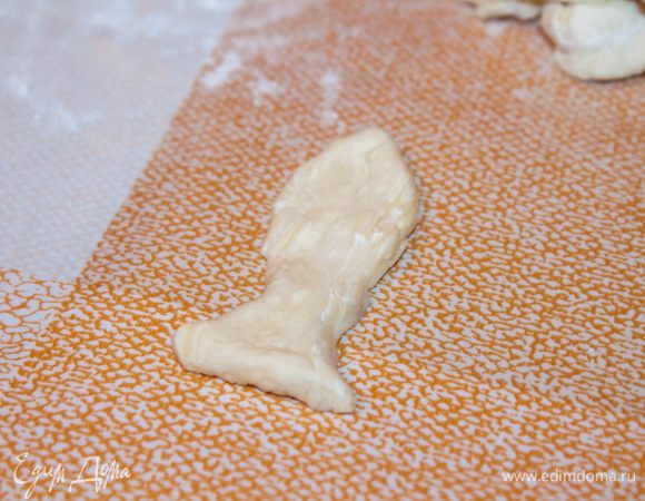 Концы теста соединить и защипнуть, оставив небольшие отверстия для выхода пара.
Из оставшегося теста сделайте фигурки рыбок, для украшения пирога.