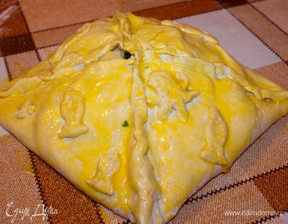 Пирог выкладываем на противень смазанный растительным маслом, или маргарином и ставим в разогретую духовку до 180°C на 30-40 минут.