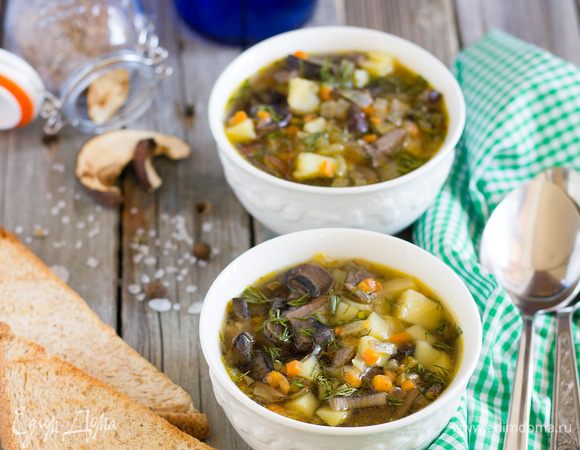 В кастрюлю налейте овощной бульон, доведите до кипения, и забросьте в него картофель и варите 7 минут, постоянно снимая пенку. Затем добавьте размороженные белые грибы, обжаренный лук и морковь, и варите 15 минут. Приправьте по вкусу и посыпьте рубленой зеленью! Подавайте грибной суп с чесночными гренками. Приятного аппетита!
