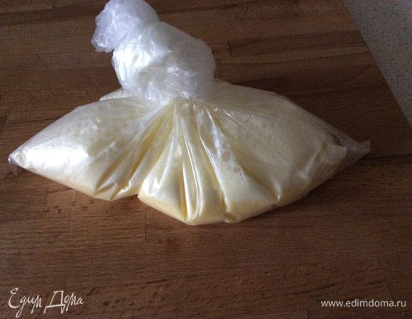 Яйца взбиваем с солью и перцем. Добавляем к ним молоко и бьем еще пару минут. Полученную массу выливаем в 2 (сложенных друг в друга) полиэтиленовых пакета, завязываем. 