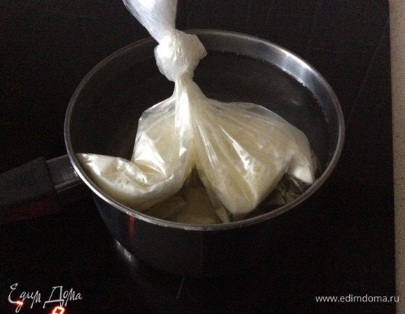 Опускаем пакеты в кипящую воду и варим омлет 30 минут. Его очень легко достать. Блюдо готово! Приятного аппетита!)