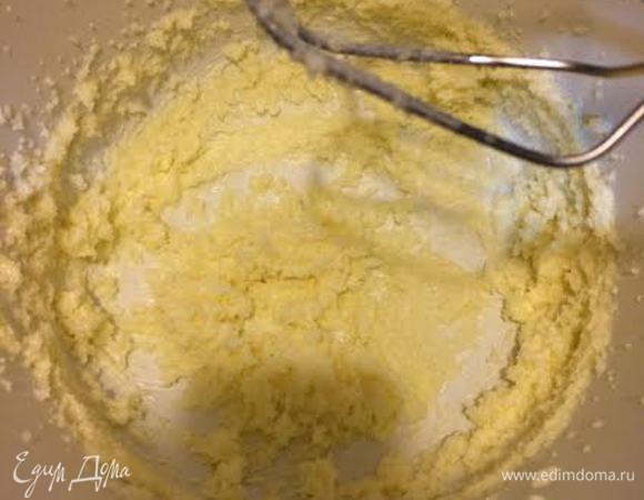Масло с сахаром хорошо взбить.