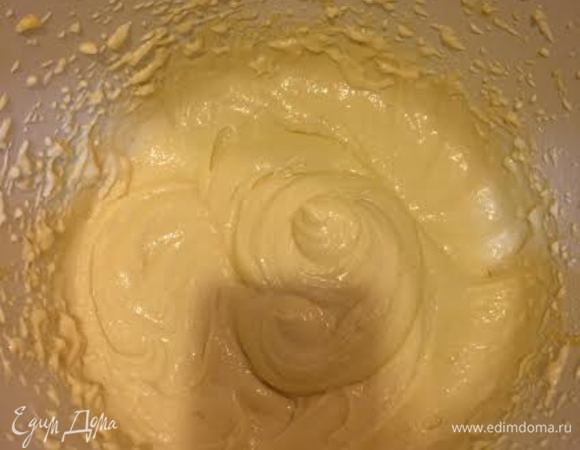 Муку просеять с разрыхлителем, солью, добавить в тесто и перемешать.