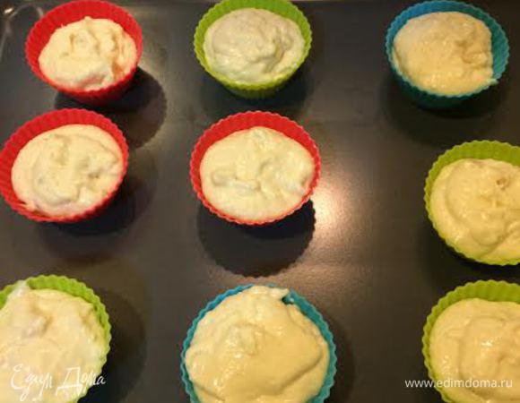 Выложить тесто в формочки для маффинов.