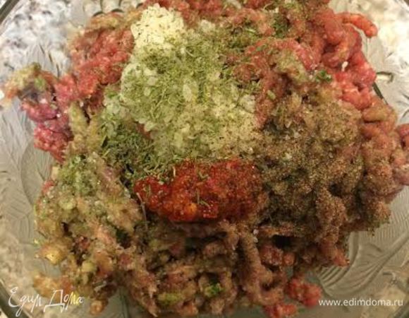 Кинзу, петрушку, 1 головку лука и чеснок пропустить через мясорубку, добавить в фарш. Рис, аджику и чабер добавить в фарш, посолить, поперчить и перемешать.